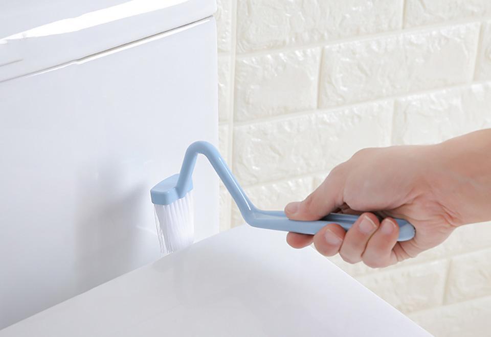 Toalettborste med vinkel för att komma åt under kanten