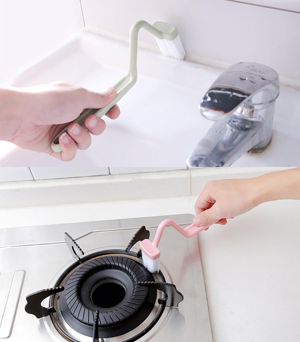 Toalettborste med vinkel för att komma åt under kanten