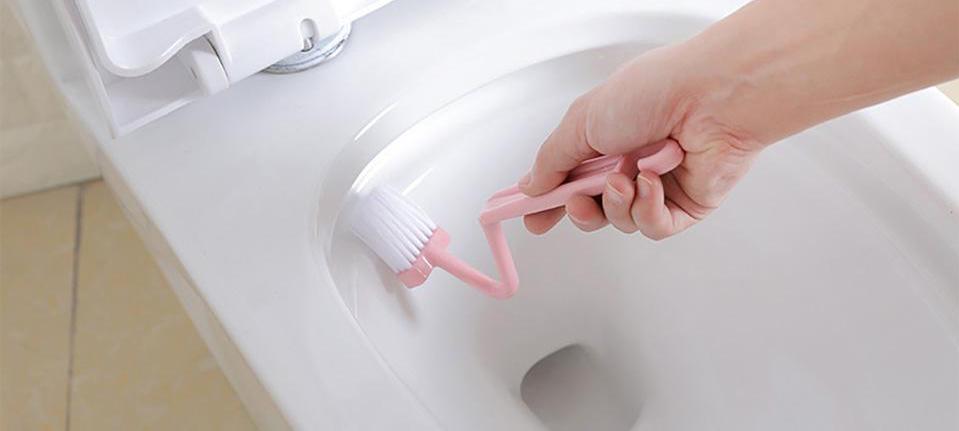 Toalettborste med vinkel för att komma åt under kanten
