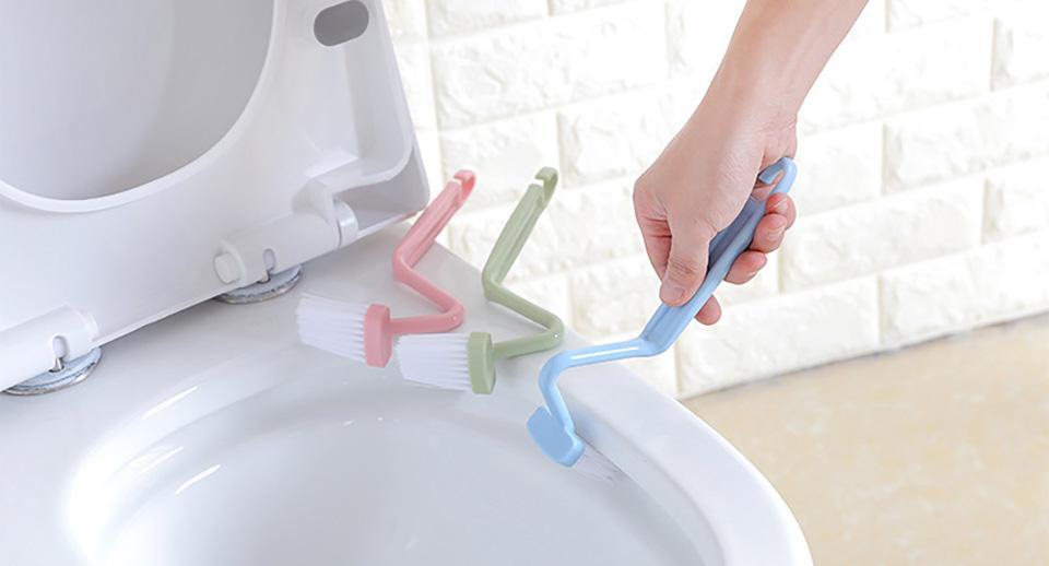 Toalettborste med vinkel för att komma åt under kanten