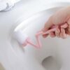 Toalettborste med vinkel för att komma åt under kanten